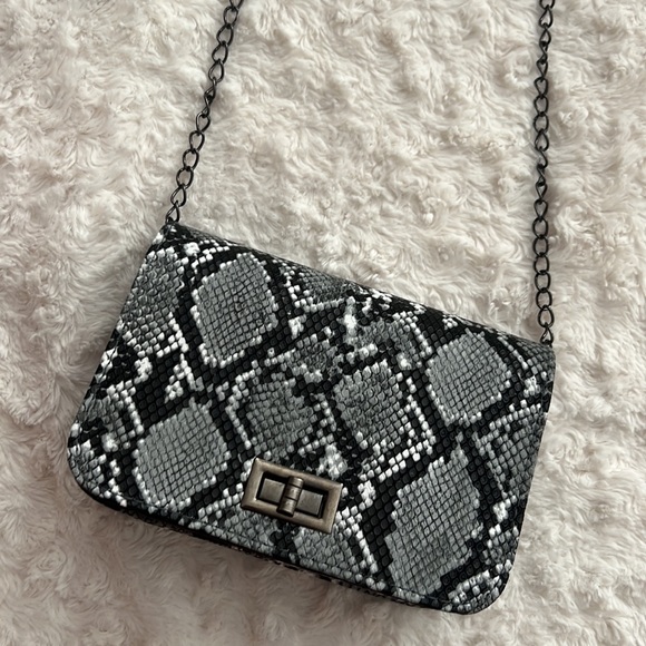 Snakeprint Crossbody Chain Bag / Clutch - Picture 2 of 6